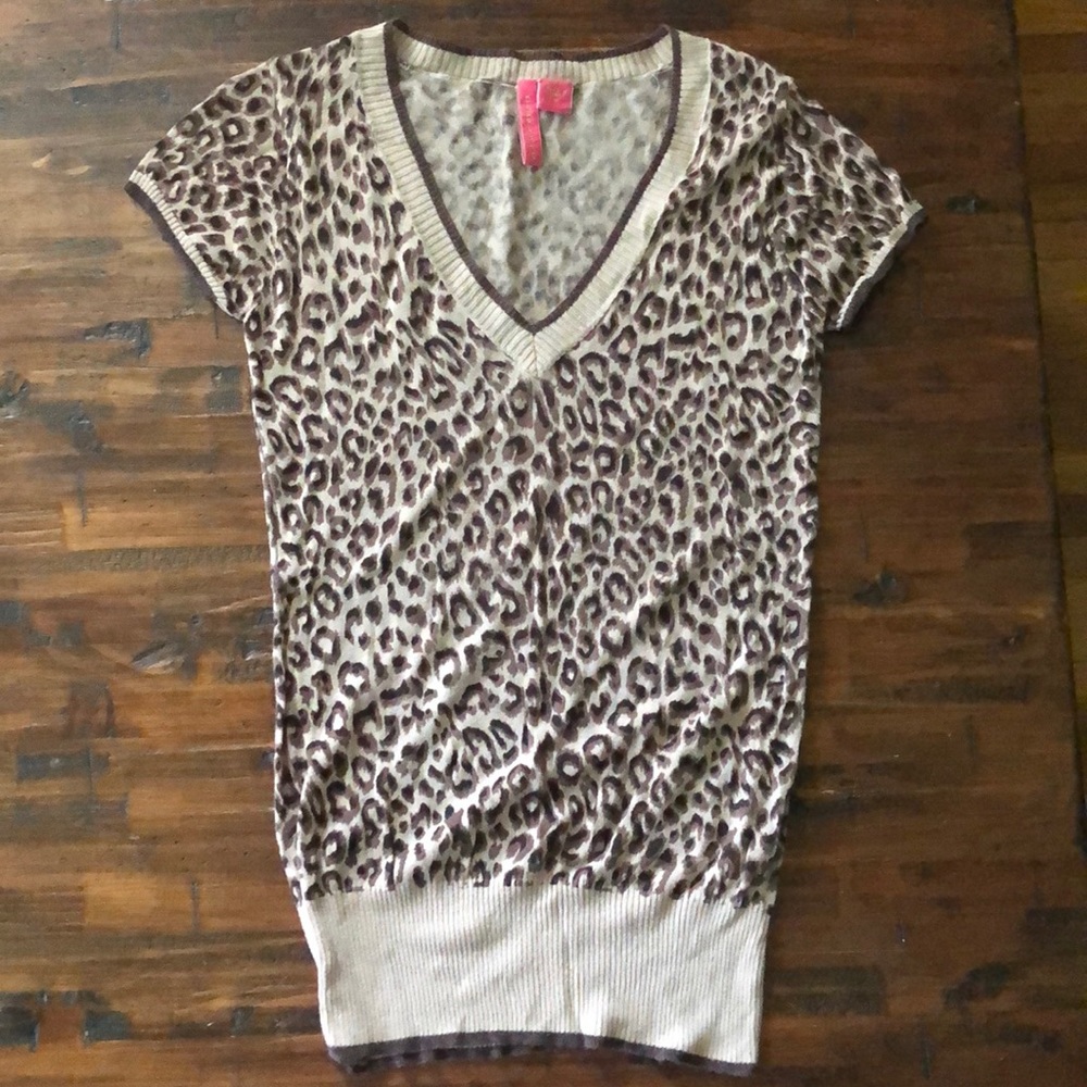 Sz Medium Leopard short sleeve sweater.